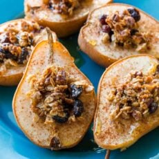 Baked pears stuffed with oats, pecans