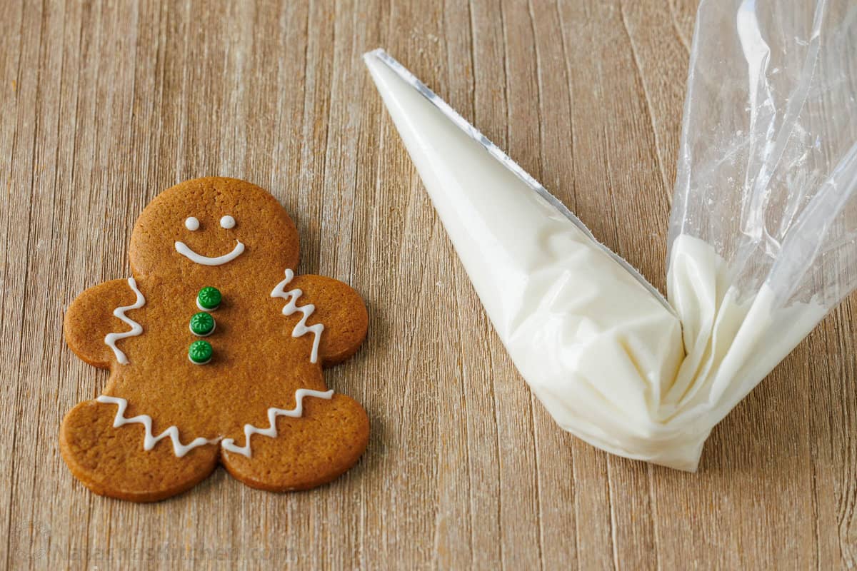How to decorate Christmas desserts with homemade icing