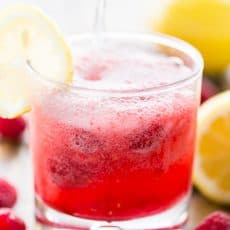 This sparkling raspberry lemonade is an easy and refreshing party drink. This raspberry lemonade will keep you cool in summer!